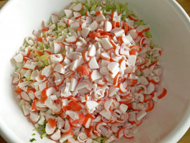 Рецепт - Крабовый салат без риса с молодой капустой - Шаг 7 -  Крабовые палочки также высыпаем в емкость к остальным ингредиентам.