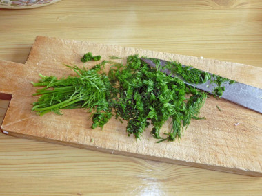 Рецепт - Крабовый салат без риса с молодой капустой - Шаг 8 -  В конце измельчим ножом зелень.