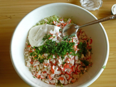 Рецепт - Крабовый салат без риса с молодой капустой - Шаг 9 -  Добавим в салат зелень, соль по вкусу, заправим его майонезом.