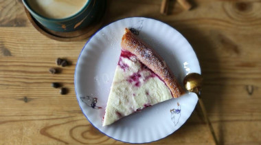 Сдобная ватрушка с малиной и творогом