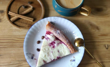 Сдобная ватрушка с малиной и творогом