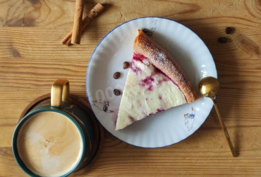 Сдобная ватрушка с малиной и творогом