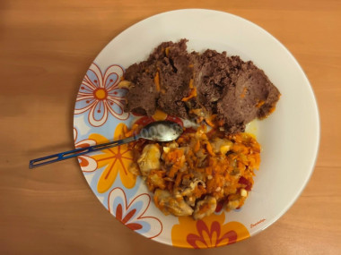 фасолевое пюре и куриное бедро с чесноком