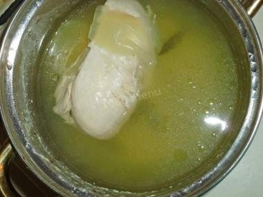 Рецепт - Сырный салат с грудкой, яйцами, ананасом и орехами - Шаг 1 - Для салата с куриной грудкой слоями нужно предварительно отварить в подсоленной воде куриное филе.