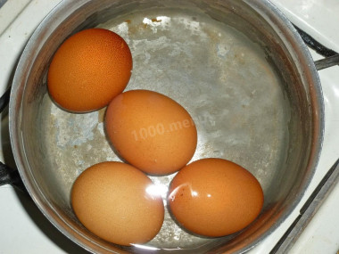 Рецепт - Сырный салат с грудкой, яйцами, ананасом и орехами - Шаг 2 -  Также сварить яйца и охладить их.