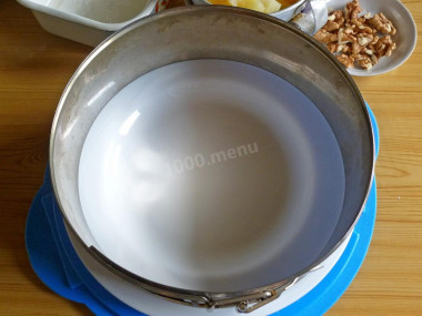 Рецепт - Сырный салат с грудкой, яйцами, ананасом и орехами - Шаг 5 -  Чтобы сформировать салат, воспользуемся разъемной формой для торта. Дно вынимаем, бортики застегиваем на защелку и ставим на плоское блюдо.