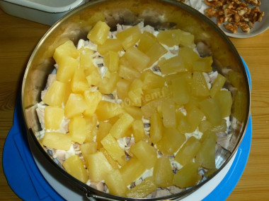 Рецепт - Сырный салат с грудкой, яйцами, ананасом и орехами - Шаг 8 -  На слое курицы распределяем слой кубиков консервированного ананаса или кабачка.