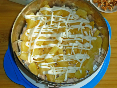 Рецепт - Сырный салат с грудкой, яйцами, ананасом и орехами - Шаг 9 -  Ананасовый слой также покрываем майонезной сеточкой.