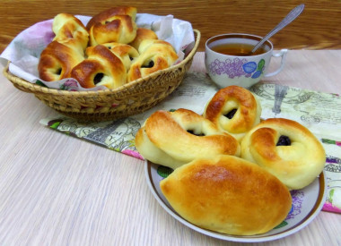 Дрожжевые булочки с изюмом и медом в духовке