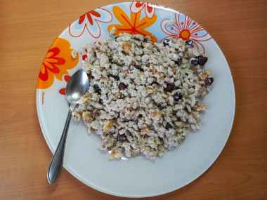 жемчужная каша с творогом, изюмом и грецким орехом