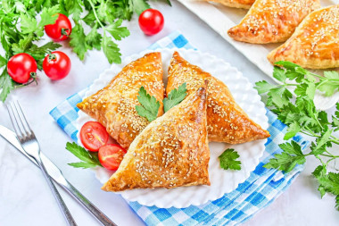 Слоеные пирожки с зеленым луком и яйцом в духовке