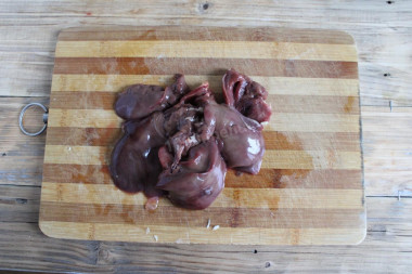 Рецепт - Салат с куриной печенью, яйцом, маринованными огурцами - Шаг 1 - Приготовим ингредиенты по списку. Состав прост, продукты доступные и дешевые. Но блюдо, приготовленное из них, можно подать не только в будни к обеду или ужину, но и на праздничный стол. Куриную печень лучше приобрести охлажденную, чтобы быть уверенным в качестве и свежести продукта. Тщательно ее промываем, удаляем пленочки, разрезаем ее на крупные кусочки и отвариваем в подсоленной воде до готовности.