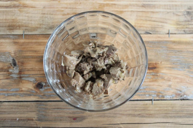 Рецепт - Салат с куриной печенью, яйцом, маринованными огурцами - Шаг 2 -  Достаточно варить 15 минут с момента закипания воды на медленном огне. Печень вынимаем из бульона, даем остыть, мелко нарезаем ножом или натираем на терке, кому как больше нравится. Начинаем делать слоеный салат, можно с помощью кулинарного кольца на плоской тарелке или просто выложить в глубокий салатник слоями.