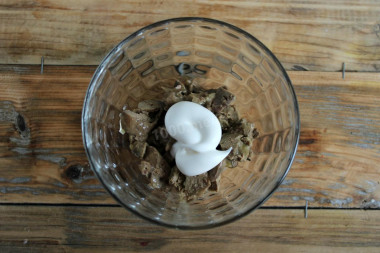 Рецепт - Салат с куриной печенью, яйцом, маринованными огурцами - Шаг 3 -  Первый слой печень – смазываем ее майонезом.