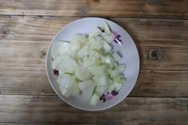 Рецепт - Салат с куриной печенью, яйцом, маринованными огурцами - Шаг 4 -  Репчатый лук лучше использовать специального салатного сорта, он без ярко выраженной горчинки. Если под рукой только обычный лук то его можно замариновать в смеси яблочного уксуса и сахара, оставив на 15 минут. Затем жидкость сливаем, лук отжимаем. Выкладываем его в салатник. Сверху – майонез.