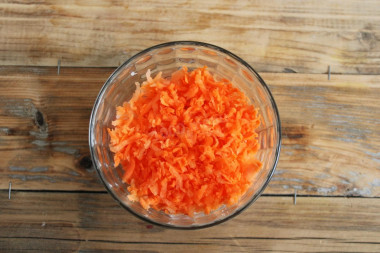 Рецепт - Салат с куриной печенью, яйцом, маринованными огурцами - Шаг 5 -  Морковь моем, отвариваем в мундире, остужаем, чистим и натираем на терке. Кладем морковь на лук, смазываем майонезом.