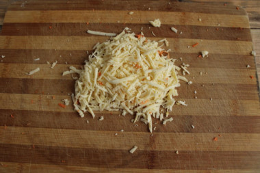 Рецепт - Салат с куриной печенью, яйцом, маринованными огурцами - Шаг 6 -  Твердый сыр натираем на терке и посыпаем им предыдущий слой.Смазываем майонезом.