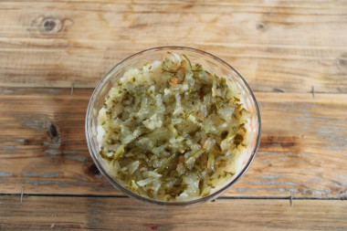 Рецепт - Салат с куриной печенью, яйцом, маринованными огурцами - Шаг 7 -  Маринованные огурцы натираем на терке, отжимаем из них выделившийся сок, чтобы он не сделал салат слишком влажным. Выкладываем их в салатник и смазываем майонезом.