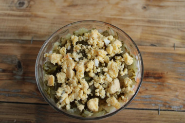 Рецепт - Салат с куриной печенью, яйцом, маринованными огурцами - Шаг 8 -  Куриные яйца отвариваем вкрутую в подсоленной воде, варим около 10 минут с момента закипания воды, на среднем огне, чтобы желток куриных яиц не приобрел синий оттенок. После варки воду сливаем, заливаем яйца холодной водой. Даем им остыть, чистим и натираем на средней терке или рубим мелко ножом.