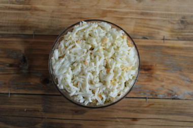 Рецепт - Салат с куриной печенью, яйцом, маринованными огурцами - Шаг 9 -  По желанию можно отделить желтки от белков и натереть их по отдельности, выложить сначала желтки, потом белки. И снова тонкий слой майонеза.Даем салату пропитаться в холодильнике пару часов и подаем к столу. Приятного аппетита!