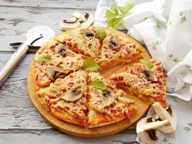 Пицца с колбасой грибами и сыром