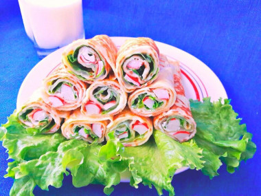 Блины на сметане с крабовыми палочками и майонезом