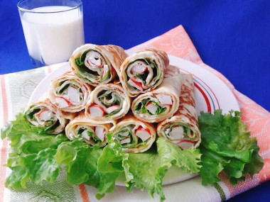 Блины на сметане с крабовыми палочками и майонезом