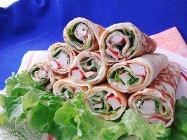 Блины на сметане с крабовыми палочками и майонезом