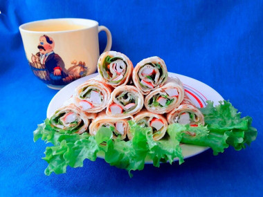 Блины на сметане с крабовыми палочками и майонезом