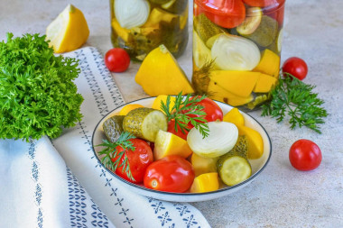 Патиссоны с помидорами и огурцами