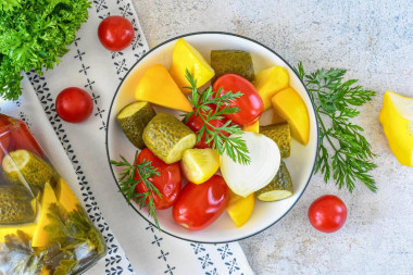 Патиссоны с помидорами и огурцами