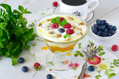 ПП Десерт из греческого йогурта меда и орехов