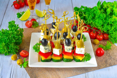 Канапе на шпажках с оливками и сыром
