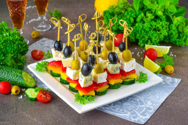 Канапе на шпажках с оливками и сыром
