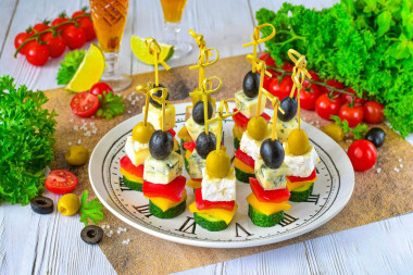 Канапе на шпажках с оливками и сыром
