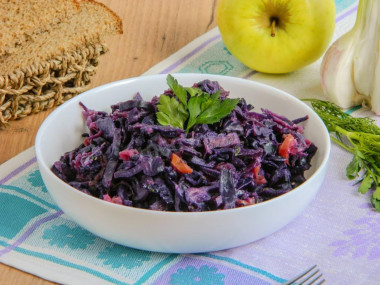 Тушеная красная капуста