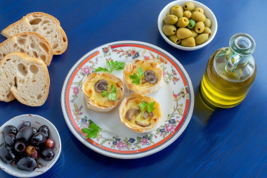 Тарталетки с грибами и сыром
