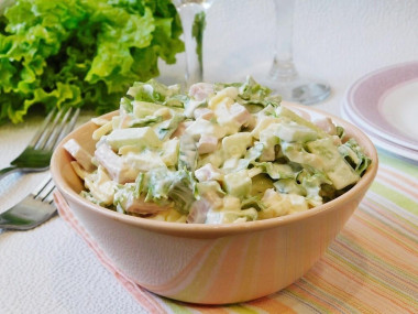 Салат Нежный с ветчиной сыром и яблоками