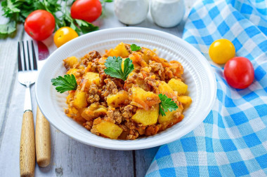 Тушеная картошка с фаршем