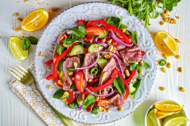 Теплый тайский салат с говядиной и болгарским перцем