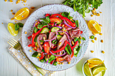 Теплый тайский салат с говядиной и болгарским перцем