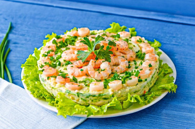 Салат с красной рыбой и креветками