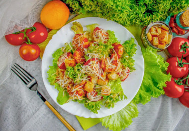 Салат Цезарь с креветками классический