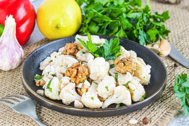 Салат из цветной капусты с грецкими орехами