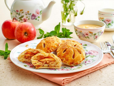 Слойки с яблоком и корицей