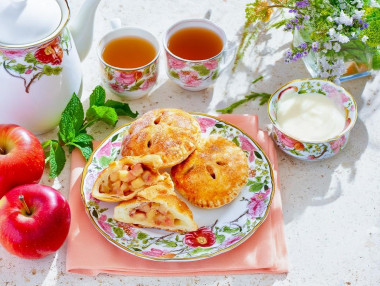 Слойки с яблоком и корицей