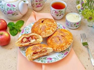 Слойки с яблоком и корицей