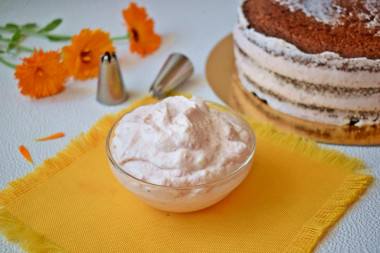 Клубничный крем для торта с сахарной пудрой