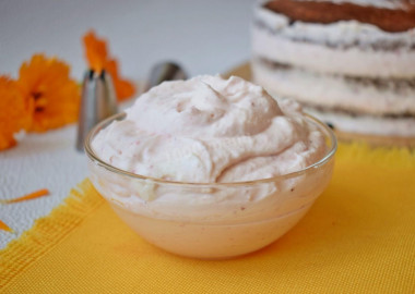 Клубничный крем для торта с сахарной пудрой