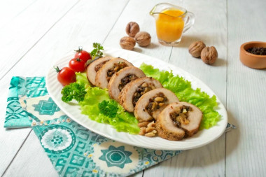 Рулет из бедра индейки с изюмом и орехами